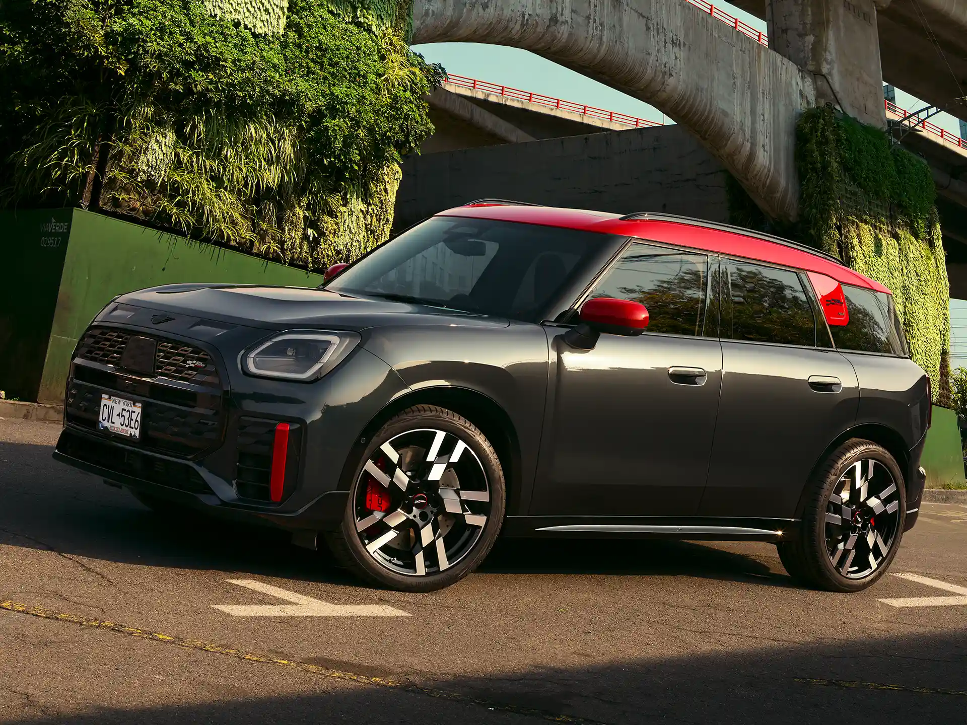 MINI John Cooper Works Countryman – side view