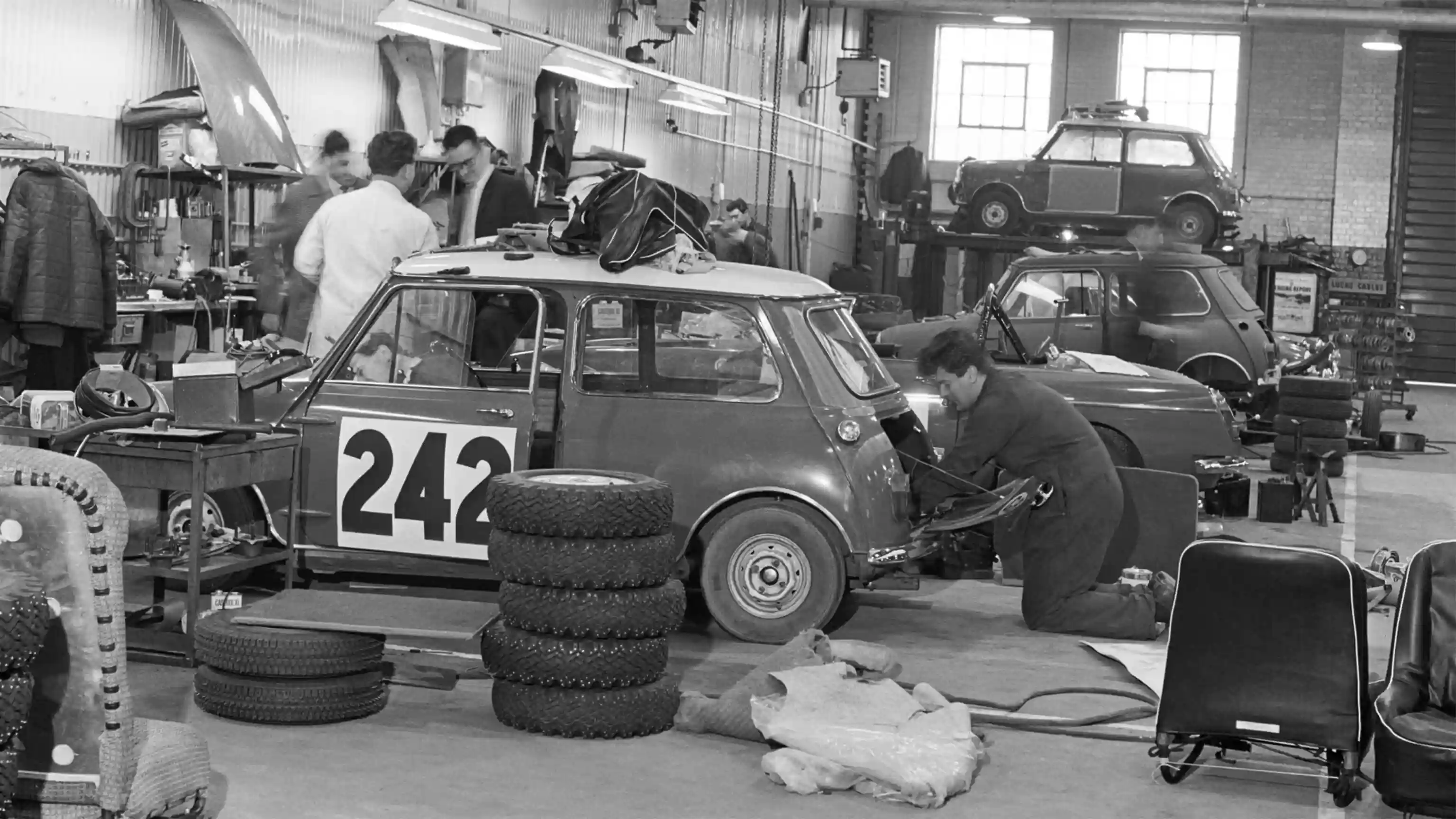 MINI John Cooper Works - Old Mini in Workshop