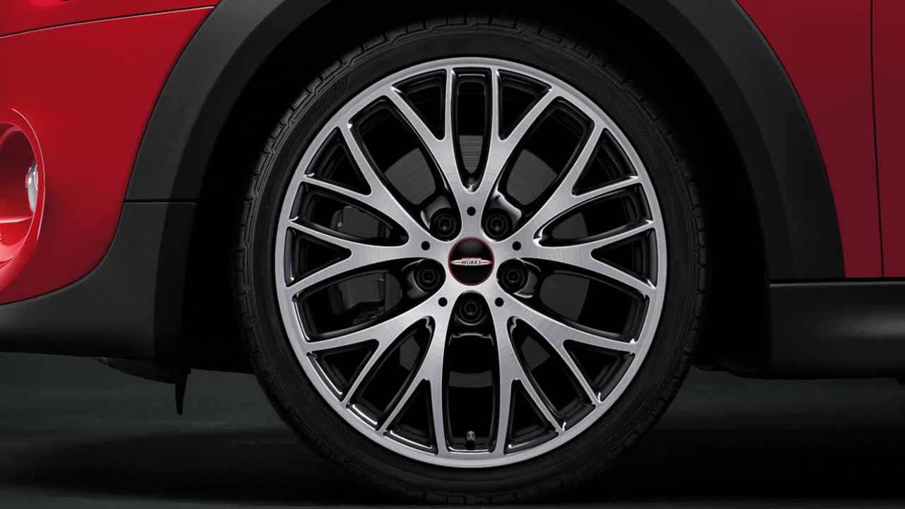 Light alloy wheel Cross Spoke 506 in Jet Black, gloss-lathed