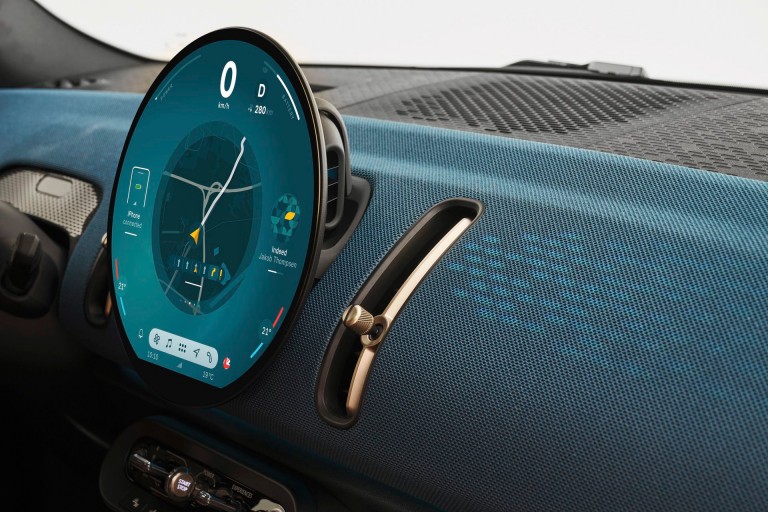 MINI all-electric Countryman - interior - oled display
